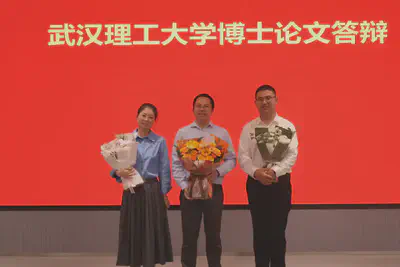 答辩委员会与两位博士合影